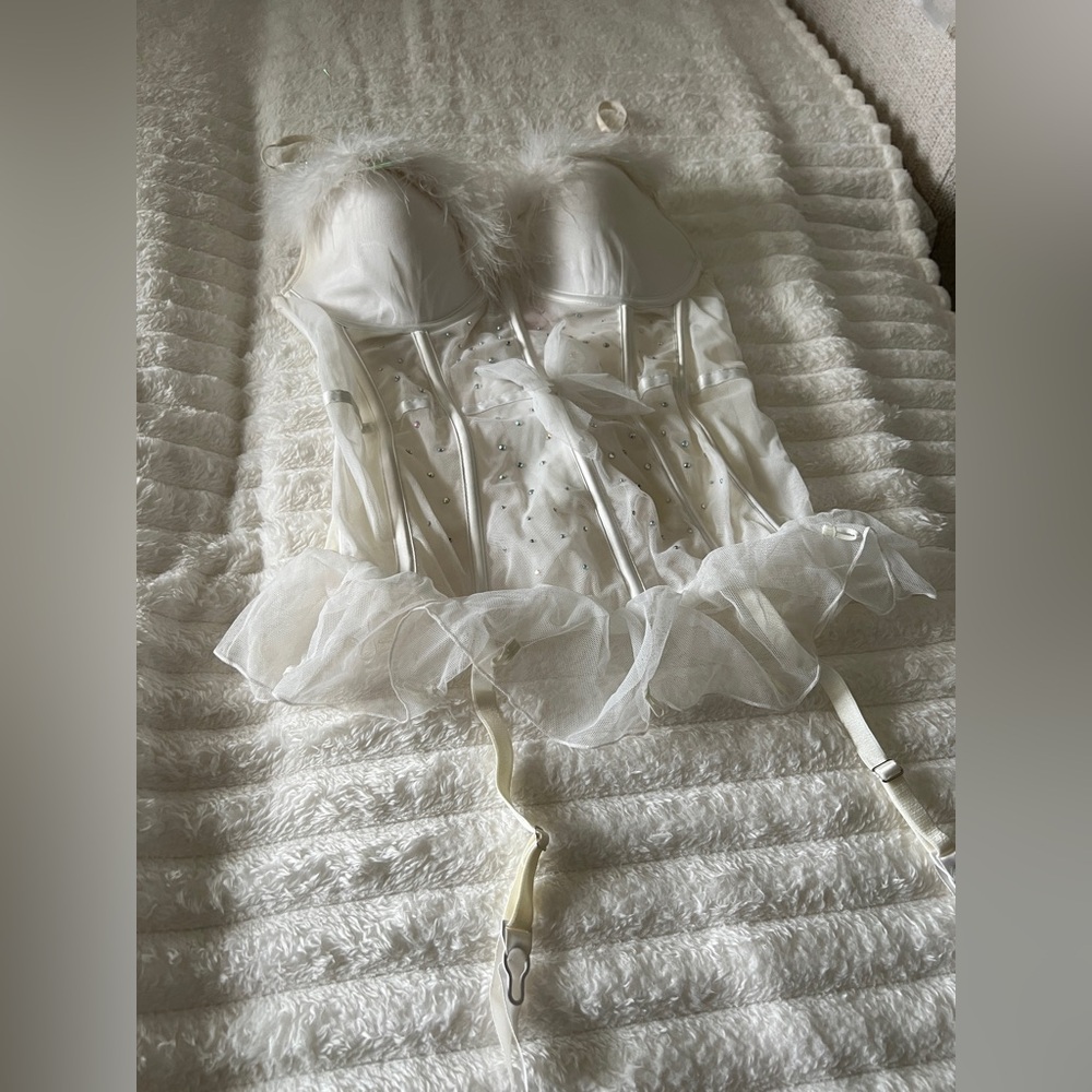 Victoria's Secret White Bustier with garters bow rhinestone fur 36c